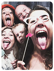 Invités heureux utilisant photobooth mariage
